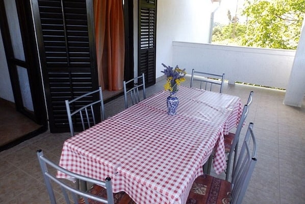 Outdoor dining