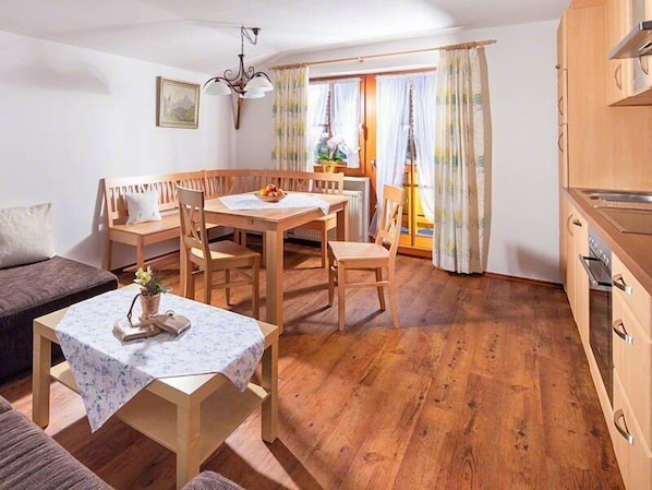 Ferienwohnung Nr. 4 für 2 bis 6 Personen, 90 qm-Küche mit Wohnbereich