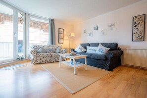 Wohnzimmer mit Balkon