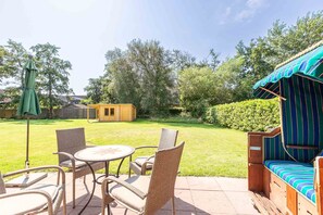 Sonnige Gartenterrasse nach Süden