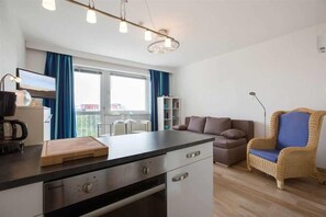 Wohnzimmer mit Küche - Wohnung 45 Markwardt, 1-Zimmer-Ferienwohnung für bis zu 2 Personen, Fritz-Wischer-Straße 7, St. Peter-Bad, SPO