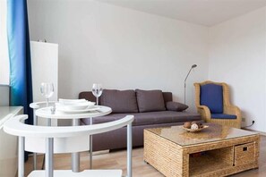 Wohnzimmer mit Essbereich - Wohnung 45 Markwardt, 1-Zimmer-Ferienwohnung für bis zu 2 Personen, Fritz-Wischer-Straße 7, St. Peter-Bad, SPO