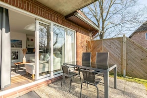 Sonnige Gartenterrasse nach Süden