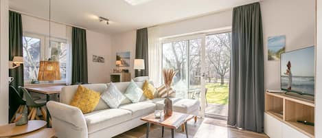 Wohnzimmer mit Südterrasse