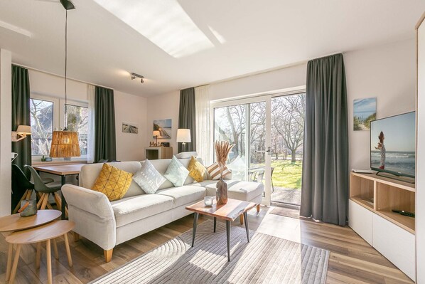 Wohnzimmer mit Südterrasse