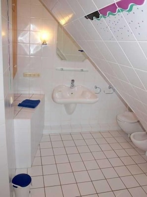 Badezimmer - Haus Jan Mayen, Wohnung OG, Störweg 14-14a, St. Peter-Böhl