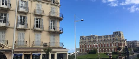 À côté de l’immeuble, l’hôtel du palais et à 50 m la grande plage