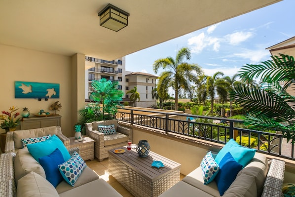 Relax on the lanai soaking in the views or have amazing converstions in comfort