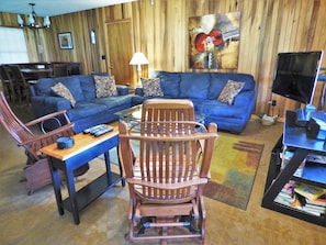 Comfortable furnishings, LED satellite TV, blu-ray, wood paneling, pullout sofa