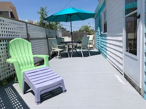 Downstairs side deck