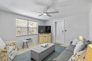 Livingroom with ceiling fan
