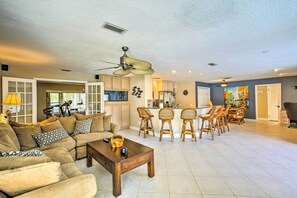 Living Room | Central A/C & Heating | Free WiFi