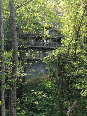 Privacy nestled in the mountains, 3 stories