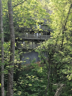 Privacy nestled in the mountains, 3 stories