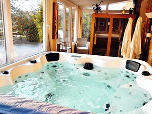 AREA DE SPA: jacuzzi para 6 personas y sauna para 2 o 3. Privacidad total