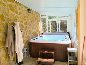 Potentísimo jacuzzi para hasta 6 personas.
