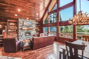 Crestview Lodge - Vacation Rental 365 - View of the living room from the dining area