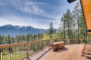 Crestview Lodge - Vacation Rental 365 - Amazing view from the outdoor deck