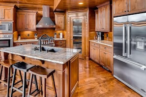 Crestview - Vacation Rental 365 - Chef's Kitchen