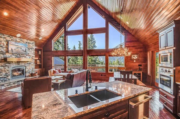 Crestview - Vacation Rental 365 - Expansive Great Room Views!