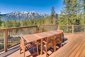 Crestview Lodge - Vacation Rental 365 - Outdoor seating on deck with view of the mountains
