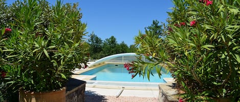 Piscine avec dôme