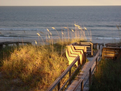 OCEAN FRONT! SUPER CLEAN - see reviews!!! w/PRIVATE boardwalk beach access!