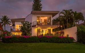 OCEANVIEWS /NIGHTLY SUNSETS/TIKI TORCHES  MAKES FOR A PERFECT ROMANTIC EVENING