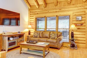 Living Room | Full Sleeper Sofa | Central A/C & Heating | Cable TV | Free WiFi