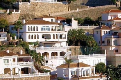 Fantástica villa llena de diversión, cerca de la playa, bares, restaurantes con excelentes vistas.