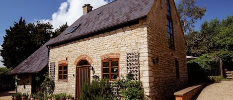 Front view and entrance, Jasmine Cottage, Bolthole Retreats