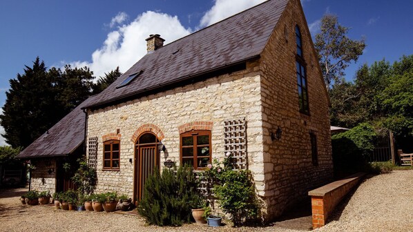 Front view and entrance, Jasmine Cottage, Bolthole Retreats