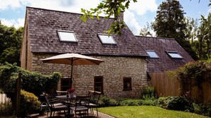 Rear garden and patio, Jasmine Cottage, Bolthole Retreats