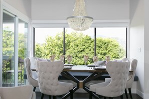 Dining room overlooks City Park and Okanagan Lake….mountain view too!