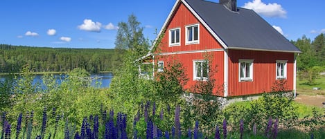 Von Villa Solviken sind es nur 20 Meter bis zum See und dem eigenen Bootsanleger