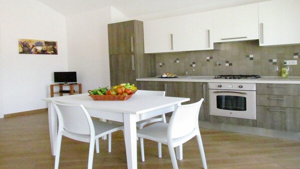 Photo living room with recovery of the equipped and furnished kitchen