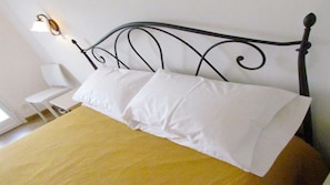 Double bed in the bedroom