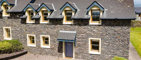 Dingle Courtyard Cottages, Pretty Self Catering Holiday Cottages in Dingle, County Kerry