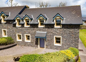 Dingle Courtyard Cottages, Pretty Self Catering Holiday Cottages in Dingle, County Kerry