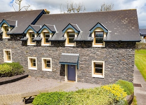Dingle Courtyard Cottages, Pretty Self Catering Holiday Cottages in Dingle, County Kerry