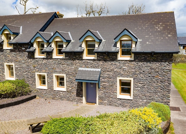 Dingle Courtyard Cottages, Pretty Self Catering Holiday Cottages in Dingle, County Kerry