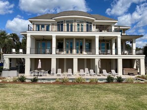 Fabulous lot , decks pool, Hot Springs Spa, and landscaping