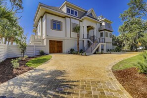 Exquisite entrance