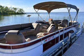 25' Bennington Luxury Tri-Toon for our guests to rent (extra fees apply).