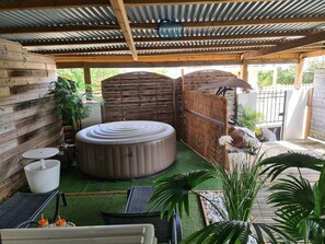 Outdoor spa tub