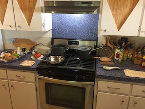 Great stove with powerful burner and quality cookware. 