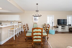 Saint Simons Grand 105 - Living Space