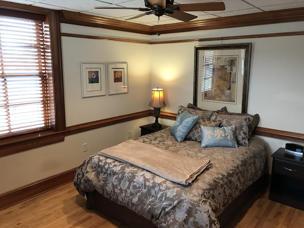 Master bedroom-Queen bed