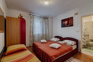 Schlafzimmer 1