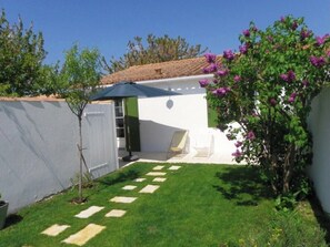 ENTREE SUR JARDIN